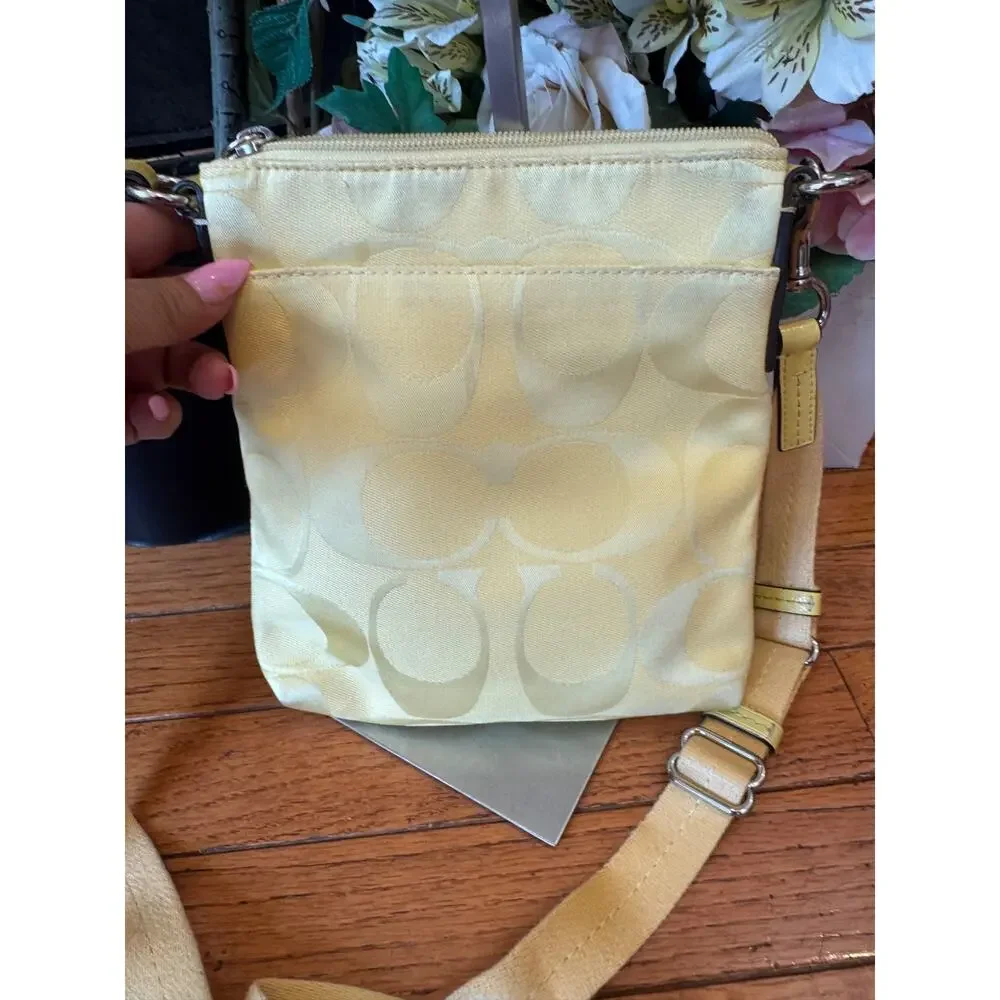 Vintage Coach Stripe Crossbody Classic Logo Design (pu100